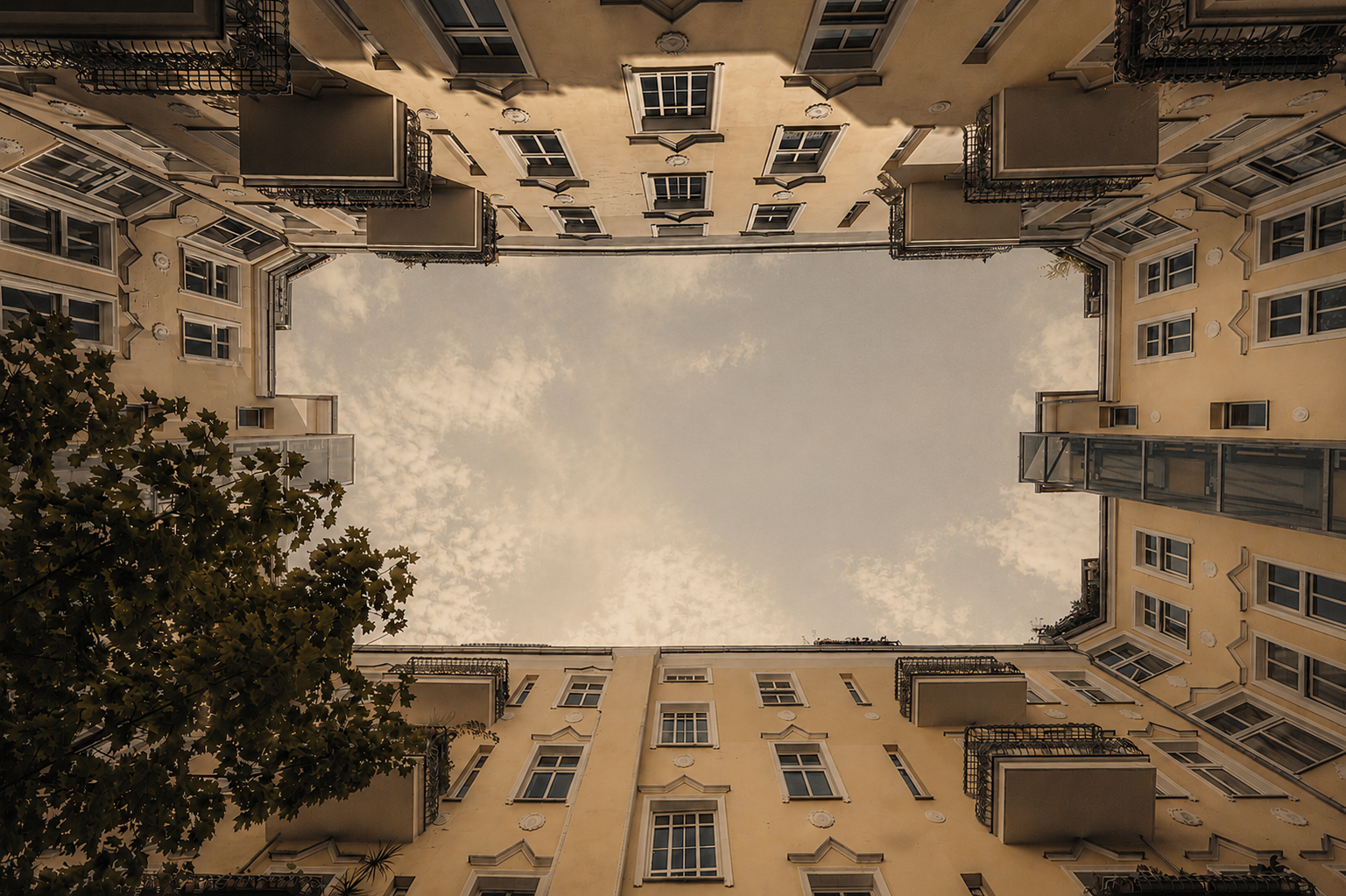 Architektonischer Innenhof — Blick zum Himmel